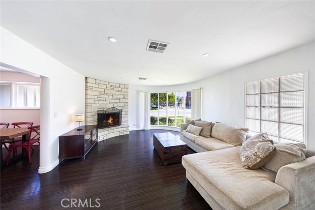 Detail Gallery Image 4 of 25 For 206 S Center St, Orange,  CA 92866 - 4 Beds | 3/1 Baths