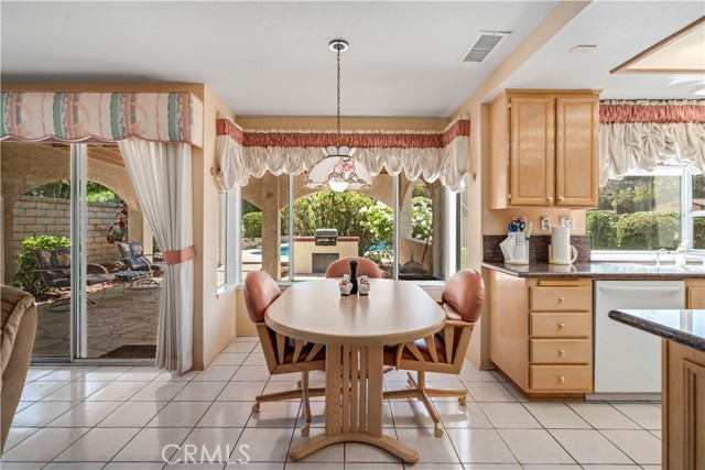 28852 Woodside Drive, Saugus CA: https://media.crmls.org/medias/52741e3f-f55d-45f8-887c-fb2c61e5974b.jpg