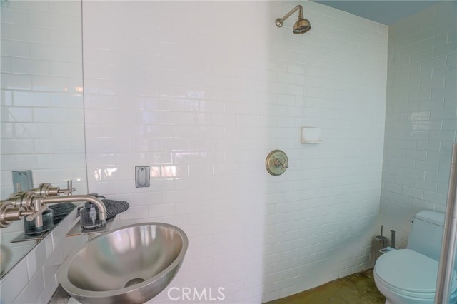 1011 N Orange Grove Avenue, West Hollywood CA: https://media.crmls.org/medias/52789dbb-86ab-43b7-b016-88bd1f133d30.jpg