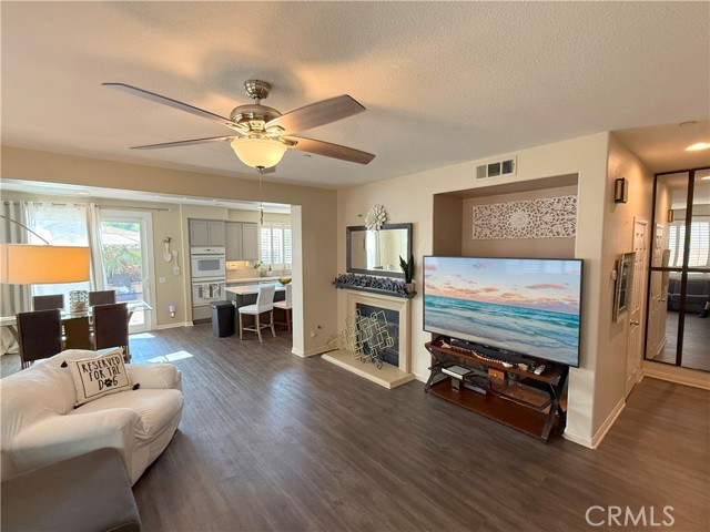 15767 Buck Point Lane, Fontana CA: https://media.crmls.org/medias/527c8ca3-d249-49fc-8689-14e180f87d8b.jpg
