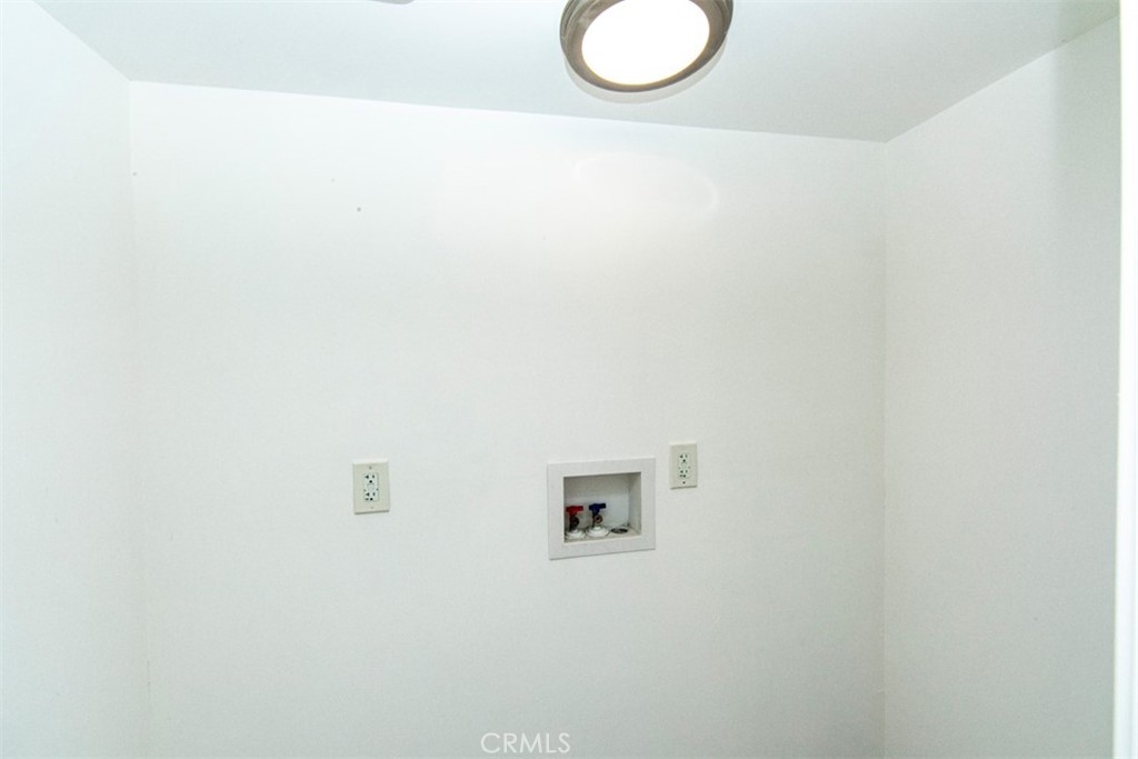 https://media.crmls.org/medias/527ce36f-aea7-431b-9d9e-5d760c29a013.jpg?preset=X-Large