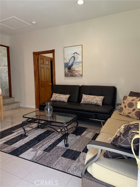 Detail Gallery Image 3 of 8 For 22972 Avenue San Luis #B,  Woodland Hills,  CA 91364 - 1 Beds | 2 Baths