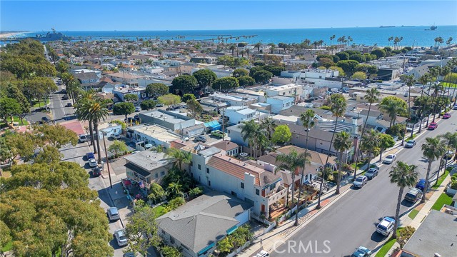 Detail Gallery Image 3 of 31 For 236 8th St, Seal Beach,  CA 90740 - 5 Beds | 5 Baths