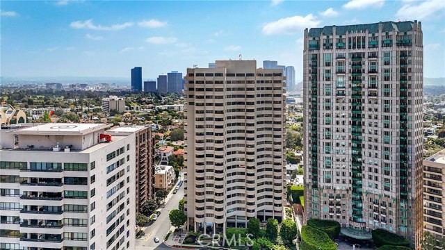 Detail Gallery Image 1 of 40 For 10560 Wilshire Bld #1405,  Los Angeles,  CA 90024 - 2 Beds | 3 Baths