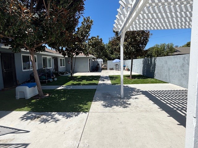 Detail Gallery Image 21 of 24 For 17132 Emerald #D,  Huntington Beach,  CA 92647 - 3 Beds | 2 Baths