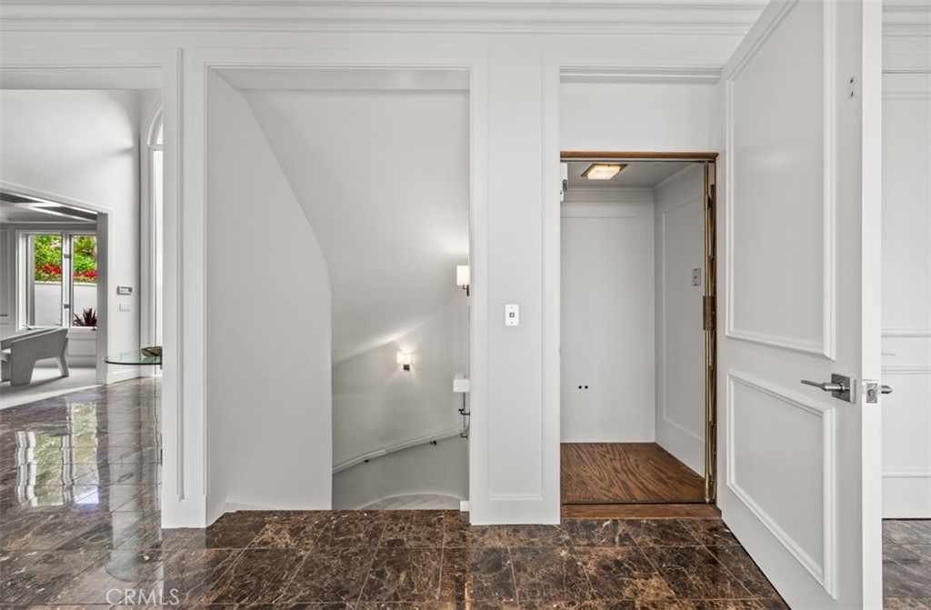 https://media.crmls.org/medias/528a66b6-aa09-4ad9-8823-a8e196d12441.jpg?preset=X-Large
