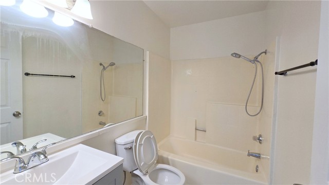 7960 Eugenia Avenue, Fontana CA: https://media.crmls.org/medias/528d15e9-ea57-4ca6-93d7-e92c214ffee9.jpg