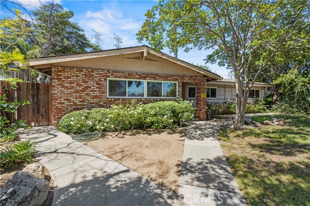 Detail Gallery Image 4 of 47 For 11329 Mclennan Ave, Granada Hills,  CA 91344 - 7 Beds | 2 Baths