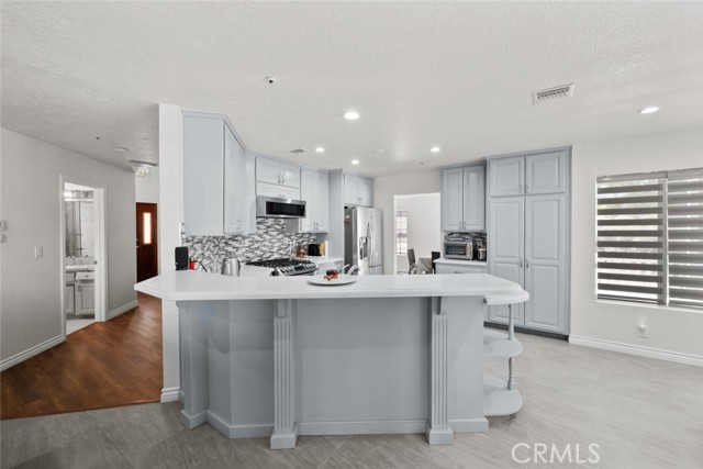 Detail Gallery Image 8 of 41 For 31373 Angeles Forest, Palmdale,  CA 93550 - 4 Beds | 3 Baths