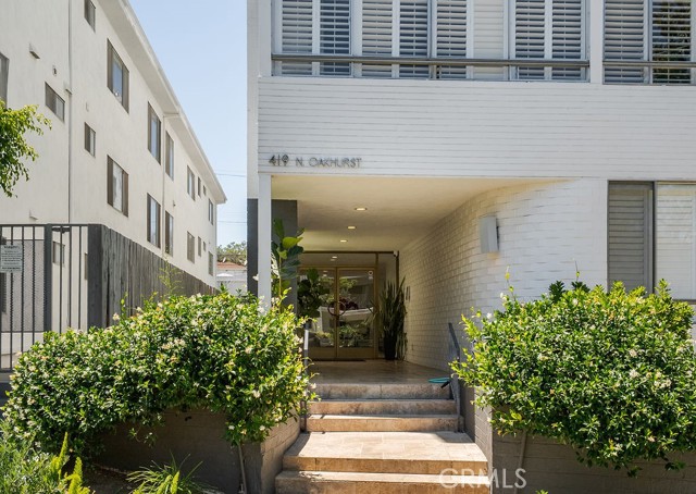 419 N Oakhurst Drive, Beverly Hills CA: https://media.crmls.org/medias/5294e2f2-17eb-45e6-8355-9e754a8c8310.jpg