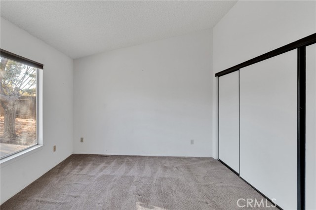 13106 Hollyberry, Victorville CA: https://media.crmls.org/medias/52967d1d-f308-4f09-a830-b548d0481287.jpg