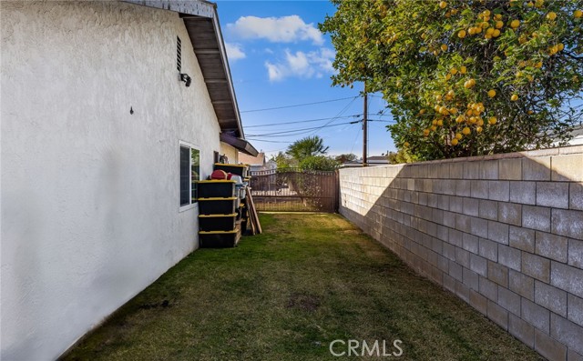 9657 Palmetto Avenue, Fontana, California 92335, 3 Bedrooms Bedrooms, ,2 BathroomsBathrooms,Single Family Residence,For Sale,Palmetto,CV25014650