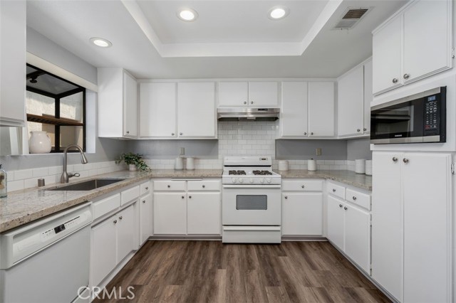 106 S Sierra Madre Boulevard, Pasadena CA: https://media.crmls.org/medias/52993e10-c742-41b5-a06e-bb209a75ac31.jpg