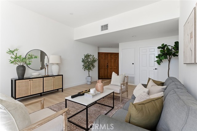 Detail Gallery Image 3 of 37 For 10820 Holman Ave #204,  Los Angeles,  CA 90024 - 2 Beds | 2 Baths