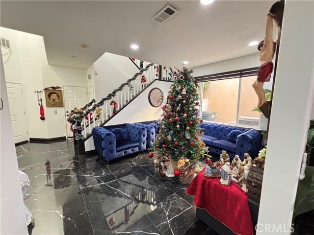 Detail Gallery Image 10 of 28 For 27700 Thalia Ln, Canyon Country,  CA 91351 - 3 Beds | 3 Baths