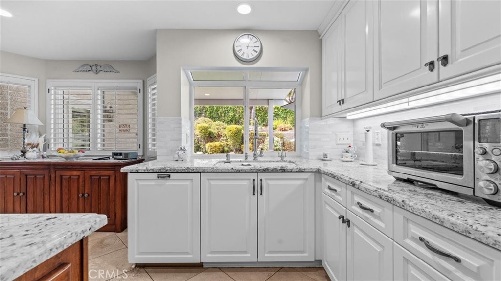 https://media.crmls.org/medias/529b8f57-e0af-43cc-a09d-675496a40ec8.jpg?preset=X-Large