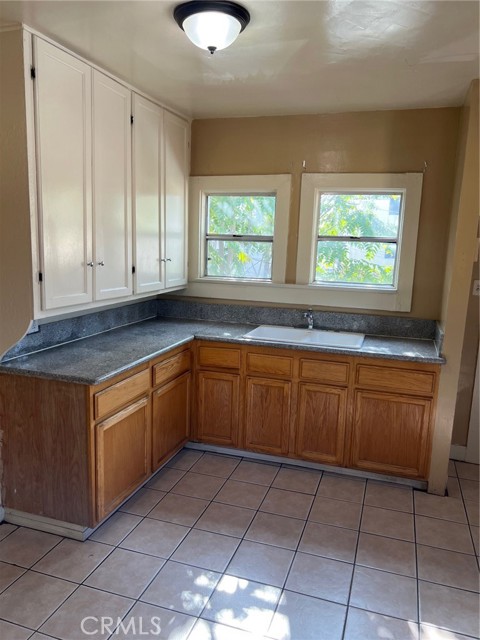 Detail Gallery Image 4 of 15 For 250 W 49th St, Los Angeles,  CA 90037 - – Beds | – Baths