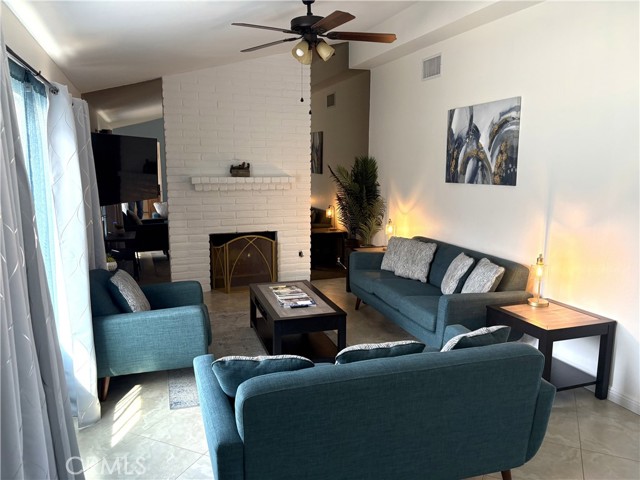 2290 N Victoria, Palm Springs CA: https://media.crmls.org/medias/529e62de-dd47-4cf5-8e9e-7e264ba60f59.jpg