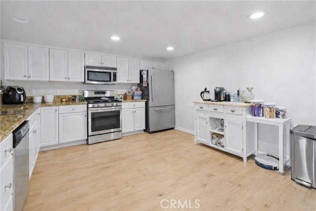 Detail Gallery Image 6 of 18 For 5009 Woodman Ave #116,  Sherman Oaks,  CA 91423 - 2 Beds | 2 Baths