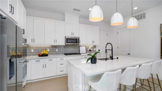 Detail Gallery Image 12 of 69 For 138 Yugen, Irvine,  CA 92618 - 4 Beds | 3/1 Baths