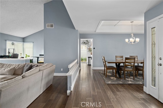 Detail Gallery Image 4 of 31 For 5810 Greens Dr, Riverside,  CA 92509 - 2 Beds | 2 Baths