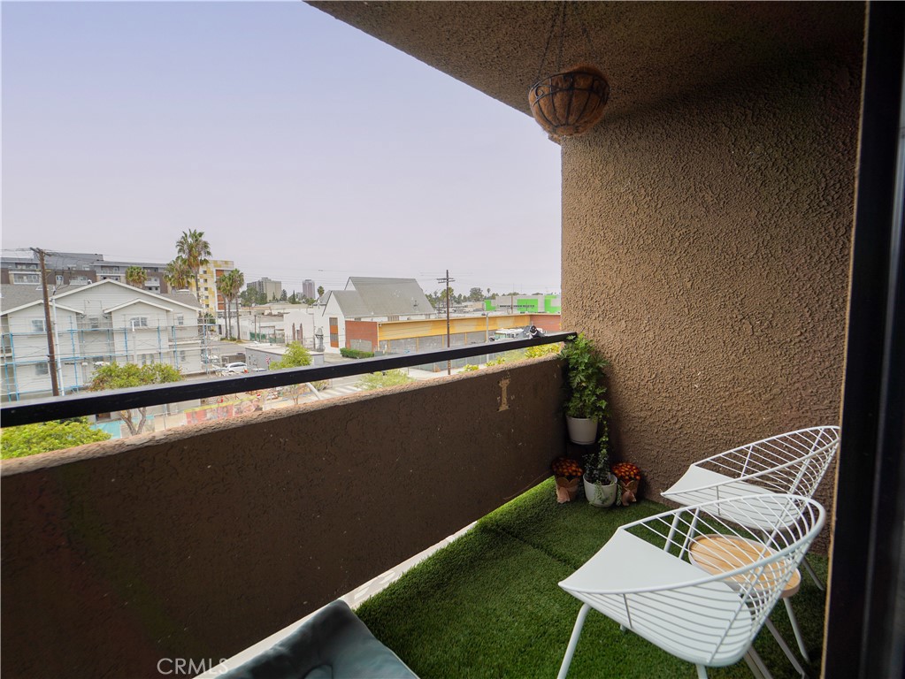 https://media.crmls.org/medias/52a48350-21f7-4bfe-8174-38bc1df3bc97.jpg?preset=X-Large