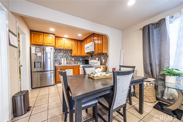 2525 S Cochran Avenue, Los Angeles CA: https://media.crmls.org/medias/52aa9fb9-911a-47b6-aba1-cc5fe39e4e22.jpg