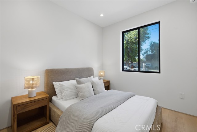 22518 Burbank photo 45
