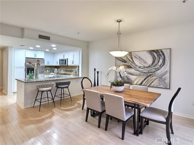 Detail Gallery Image 4 of 34 For 931 E Walnut St #206,  Pasadena,  CA 91106 - 2 Beds | 3 Baths