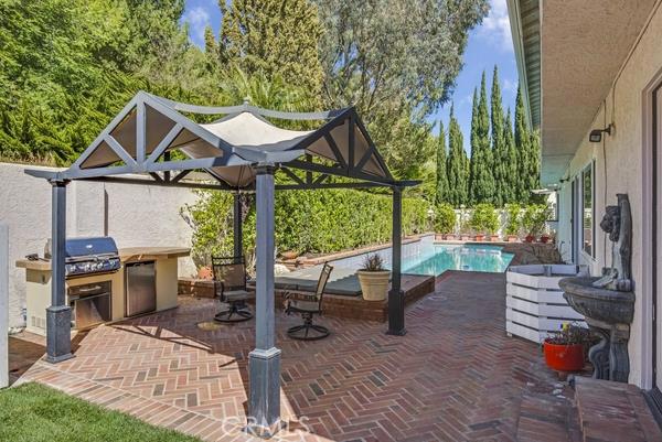 Beautiful brick patio and bar-be-que area