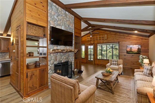 Detail Gallery Image 4 of 36 For 501 Wellsley Dr, Lake Arrowhead,  CA 92352 - 3 Beds | 2 Baths
