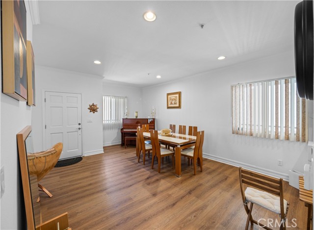 Detail Gallery Image 8 of 19 For 565 E San Jose Ave #204,  Burbank,  CA 91501 - 2 Beds | 3 Baths