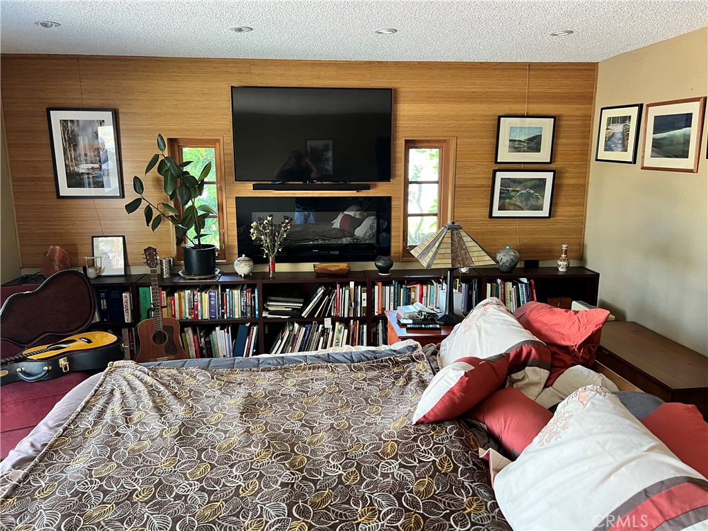 https://media.crmls.org/medias/52b86d55-4656-4c45-a4f8-bb8a876697fb.jpg?preset=X-Large