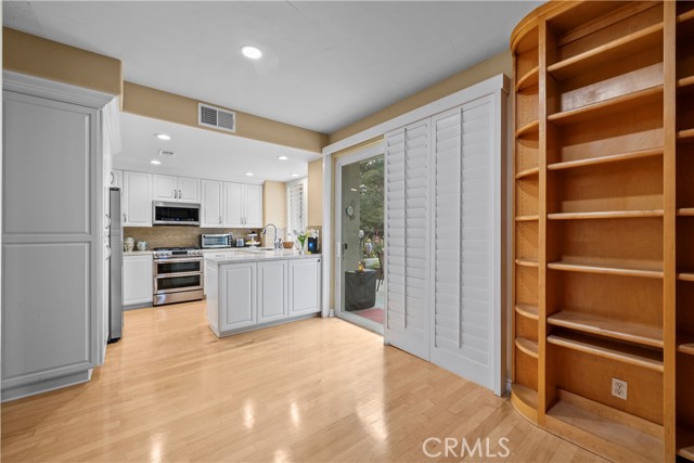 Detail Gallery Image 10 of 29 For 22371 Mission Cir, Chatsworth,  CA 91311 - 3 Beds | 2/1 Baths