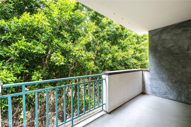 1401 S Bentley Avenue, Los Angeles CA: https://media.crmls.org/medias/52bb89a6-a6a9-4873-bbf6-5ddc38a57a8b.jpg