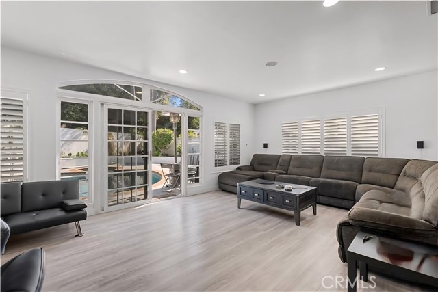 22041 Kinzie Street, Chatsworth CA: https://media.crmls.org/medias/52bcfeb2-13ba-42e3-9ad6-6cd655503b07.jpg