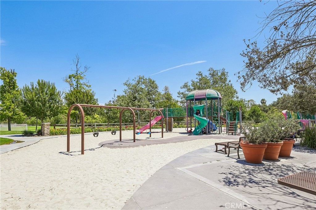 https://media.crmls.org/medias/52be8752-d064-4991-8f5f-aa532ec38ae5.jpg?preset=X-Large