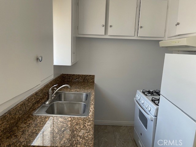 Detail Gallery Image 5 of 15 For 5105 Woodman Ave #3,  Sherman Oaks,  CA 91423 - 3 Beds | 2 Baths