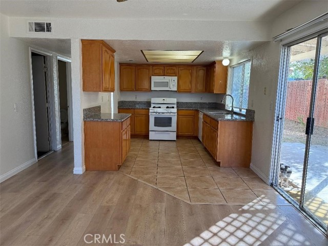 Detail Gallery Image 7 of 14 For 1560 Stillman Ave, Redlands,  CA 92374 - 4 Beds | 2/1 Baths