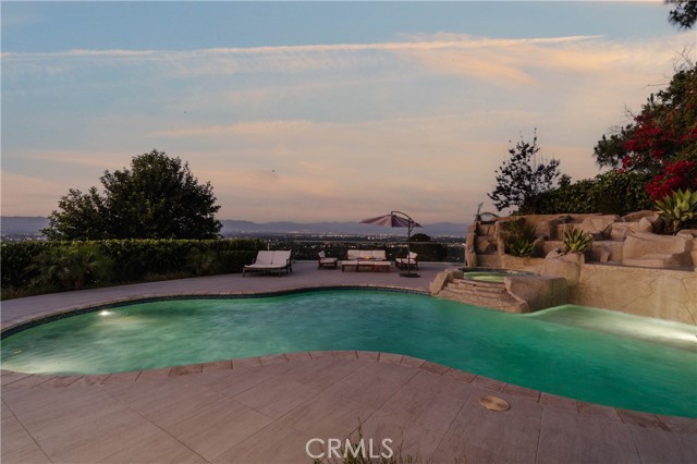 4935 Calvin Avenue, Tarzana CA: https://media.crmls.org/medias/52c632f3-1c33-413c-b6d0-3302e96c748a.jpg