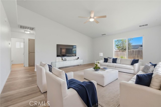 Detail Gallery Image 4 of 25 For 1921 S Kerckhoff Way, Hanford,  CA 93230 - 3 Beds | 2 Baths