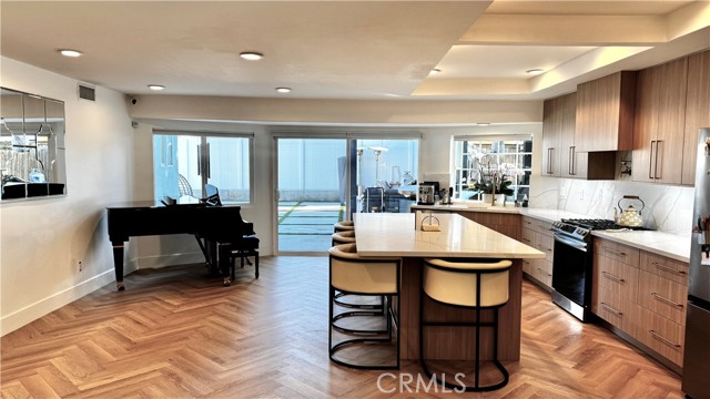 Detail Gallery Image 12 of 22 For 7414 Delco Ave, Canoga Park,  CA 91306 - 3 Beds | 2 Baths