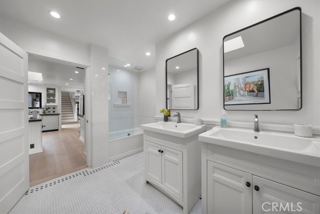 1012 10th Street, Manhattan Beach CA: https://media.crmls.org/medias/52ca9db8-a40a-442a-b464-713038259543.jpg