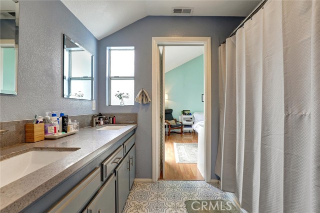 533 Walnut Avenue, Long Beach CA: https://media.crmls.org/medias/52ccd95c-f0af-40af-b8c1-78d51d5a0d2b.jpg