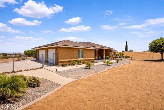 Detail Gallery Image 2 of 17 For 6797 Blue Rose, Oak Hills,  CA 92344 - 4 Beds | 2/1 Baths