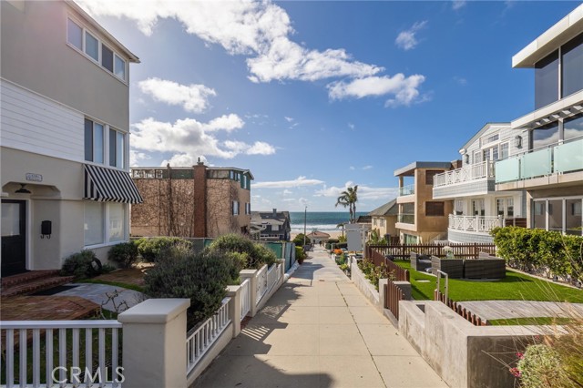 Detail Gallery Image 1 of 1 For 128 8th Street, Manhattan Beach,  CA 90266 - 7 Beds | 3/1 Baths