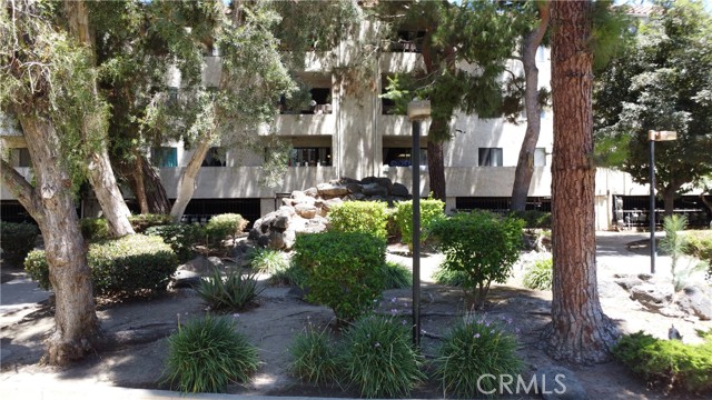 600 W Third St, Santa Ana CA: https://media.crmls.org/medias/52d09d3c-122e-4b00-b129-220d34eab194.jpg