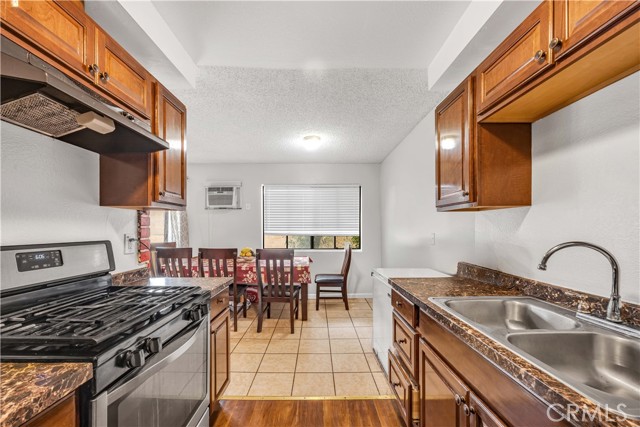 Detail Gallery Image 7 of 12 For 9054 Willis #21,  Panorama City,  CA 91402 - 2 Beds | 1/1 Baths