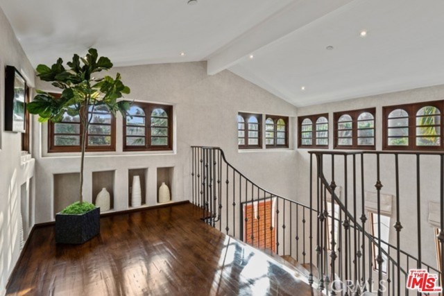 Detail Gallery Image 13 of 29 For 746 Norway Ln, Los Angeles,  CA 90049 - 5 Beds | 6 Baths