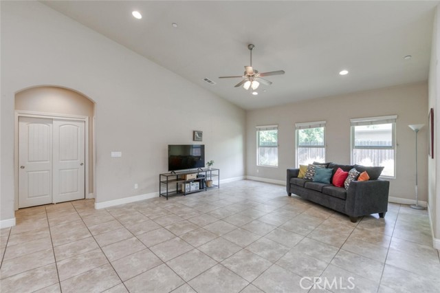 Detail Gallery Image 4 of 33 For 6808 W Lucas Dr, Fresno,  CA 93722 - 3 Beds | 2 Baths